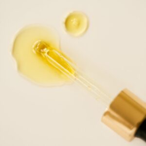 MARA Evening Primrose + Green Tea Algae Retinol Face Oil is an anti-aging treatment serum.