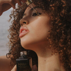 Mara Beauty Universal Face Oil is a lightweight facial oil to hydrate and moisturize the skin.
