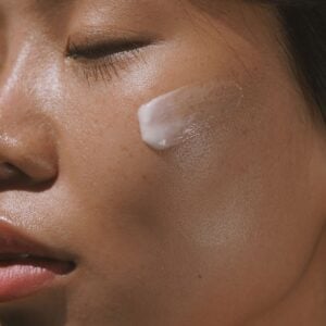 MARA Flower Acid Algae Serum, an overnight treatment serum for all skin types, including oily and blemish prone skin.