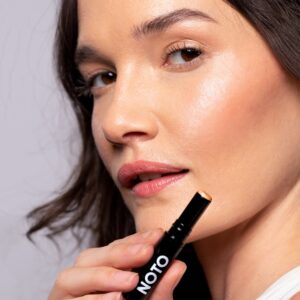 Shop NOTO Botanics Hydra Highlighter Stick at Inspire Beauty - a vegan, all natural face and body highlighter.