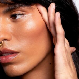 NOTO Botanics Hydra Highlighter Stick is the perfect highlighter for temples, eyelids, cupids bow, collar bones, shoulders, and legs.