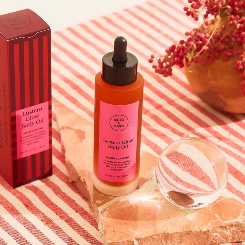 Olio E Osso Lustero Glow Body Oil is a deeply moisturizing body oil with shimmer that gives skin a natural glow.