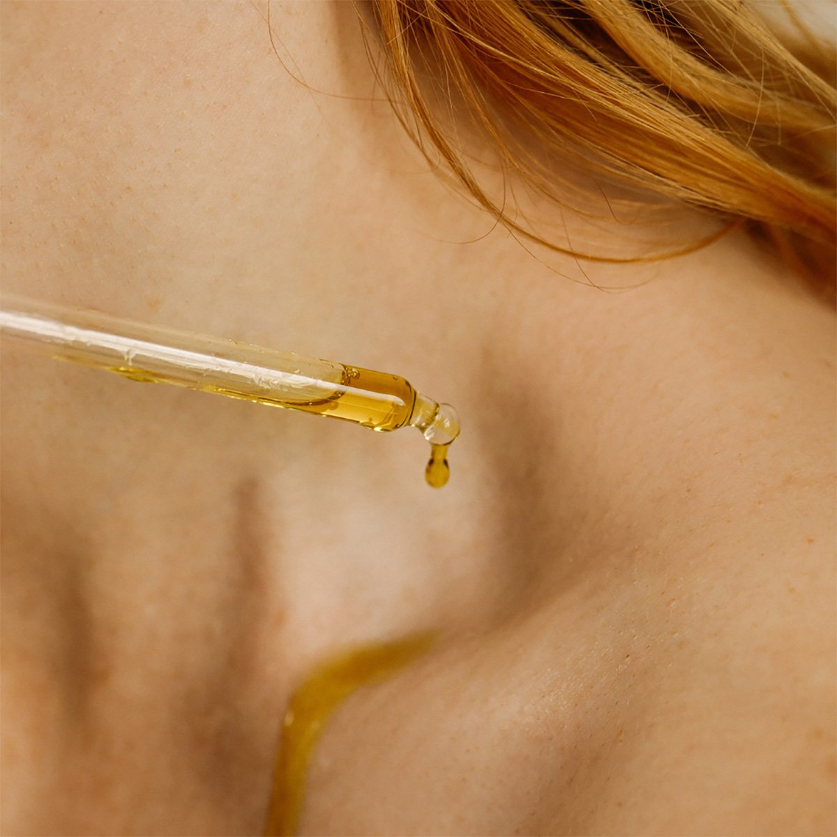 Loa Skin Botanics Recovery Serum is a moisturizing serum to brighten, soothe and replenish dry, inflammed skin.