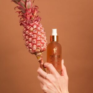 Rahua Enchanted Island Salt Spray enhances hair's texture and waves, adding volume and shine.