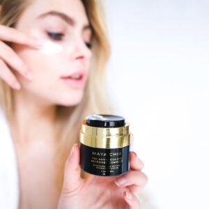 Maya Chia Advanced Eye Response Complex is a regenerating retinol hydration cream for a more youthful eye contour.