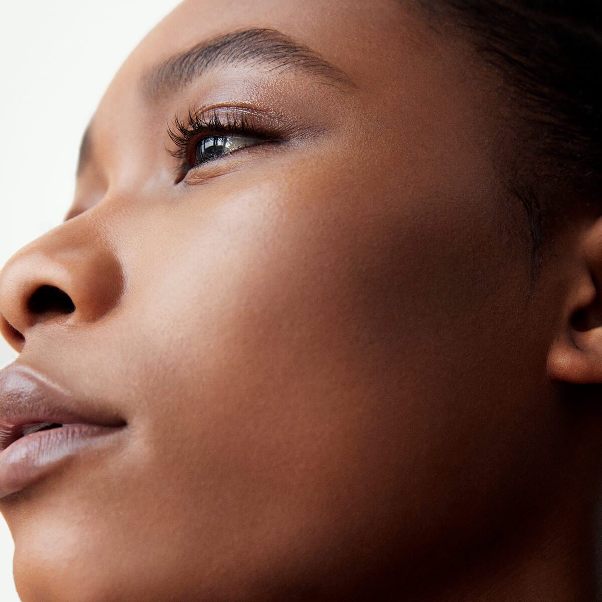 Manasi 7 Chamoisee All Over Colour is a must-have shade that gives lips, cheeks and eyes a neutral, polished finish.