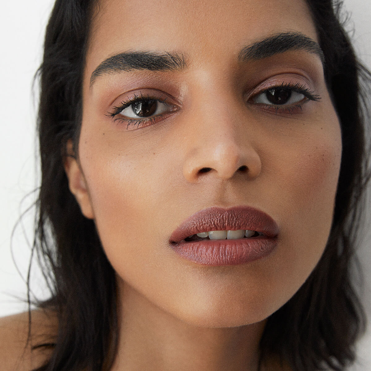 Manasi 7 All Over Colour Chamoisee earthy neutral hue for lips, cheeks and eyes expresses modernism and subtleness.