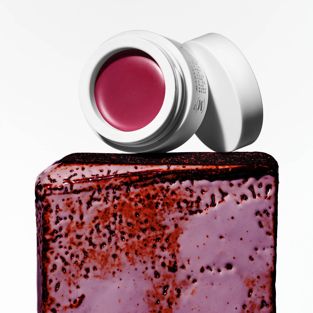 Manasi 7 All Over Colour Damaskino is an extremely versatile and flattering shade for all skin tones - dab on lips, cheeks and eyes for a sheer flush of colur, or layer it for a bold look.