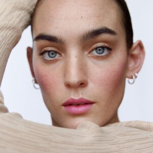 Dab Manasi 7 Damaskino All Over Colour for a natural bitten-lips look.