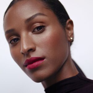 Manasi 7 All Over Colour Damaskino has a cool reddish pink hue that enhances your natural lip colour but can also give your lips a plump, full shape.