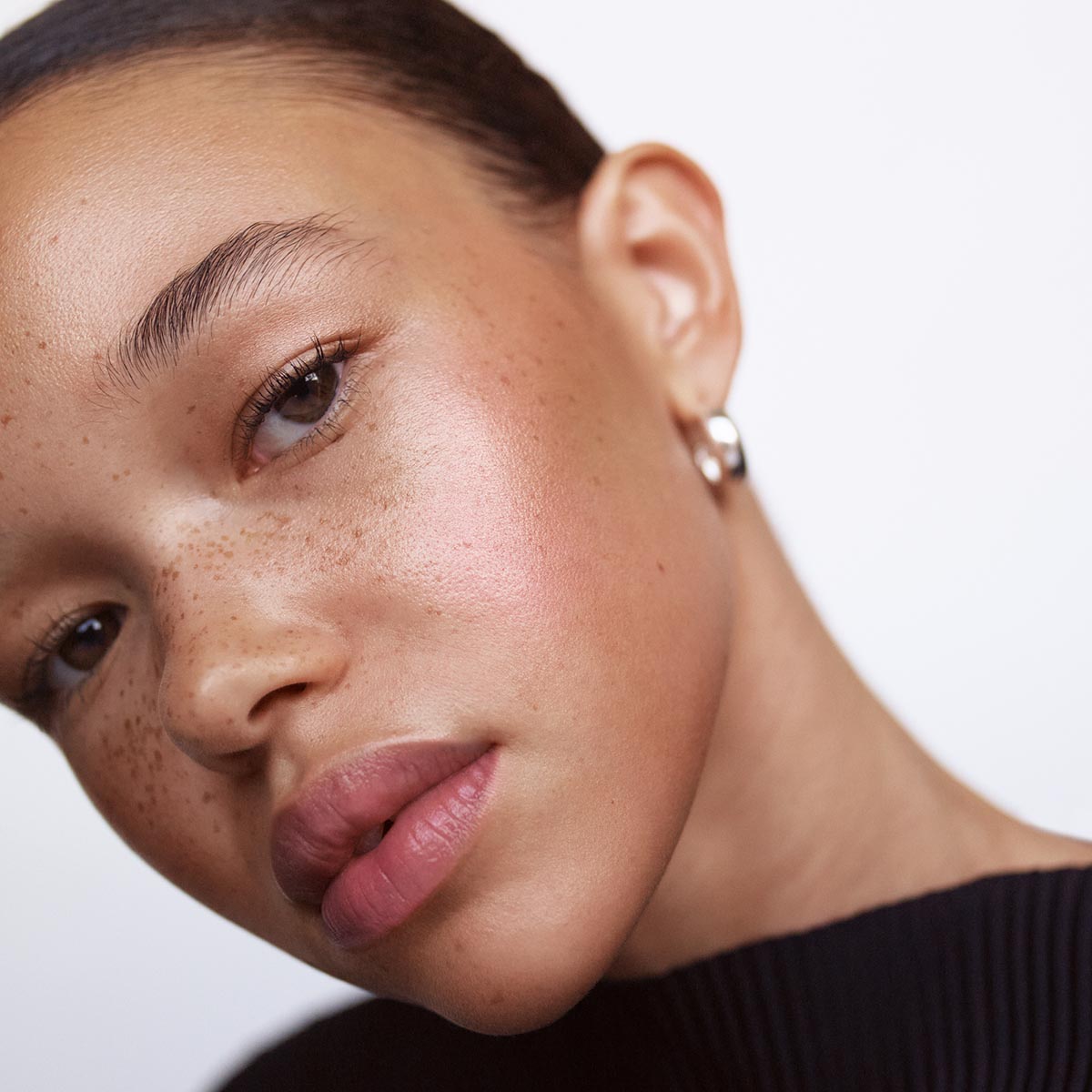 Suitable for all skin tones, Manasi 7 Duras All Over Colour can be used on cheeks and lips to create a look of cool sophistication.