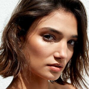 Manasi 7 All Over Colour Gazania is the perfect neutral warm shade that can be worn on lips, cheeks and eyes.