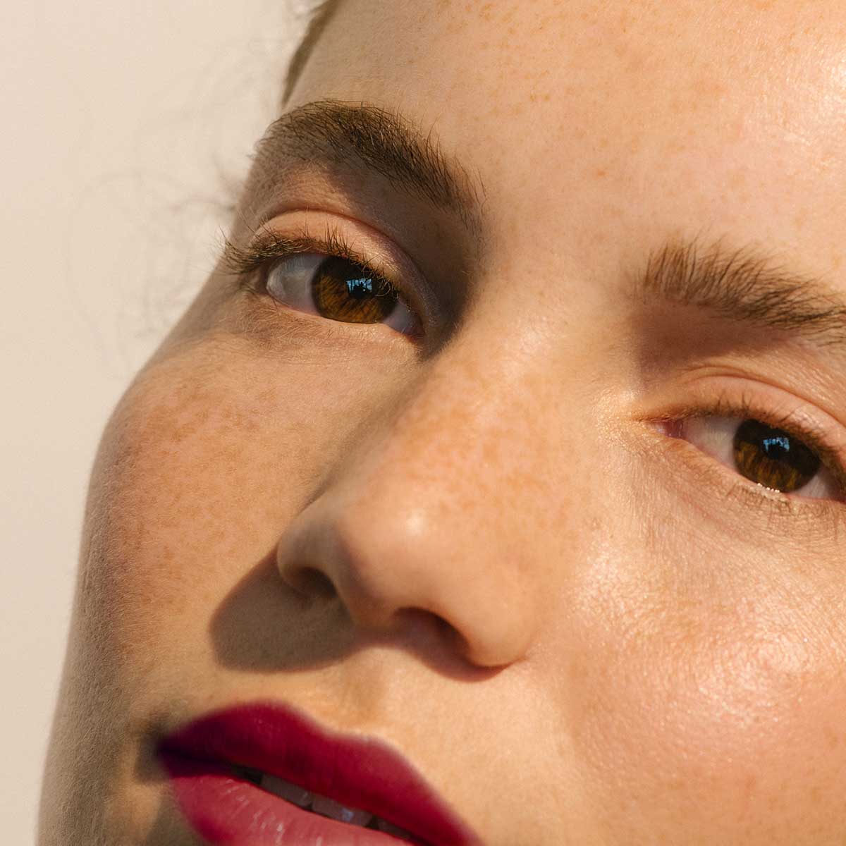 Manasi 7 All Over Colour Kuranberi is a deep cranberry red for lips and cheeks, a true statement colour.