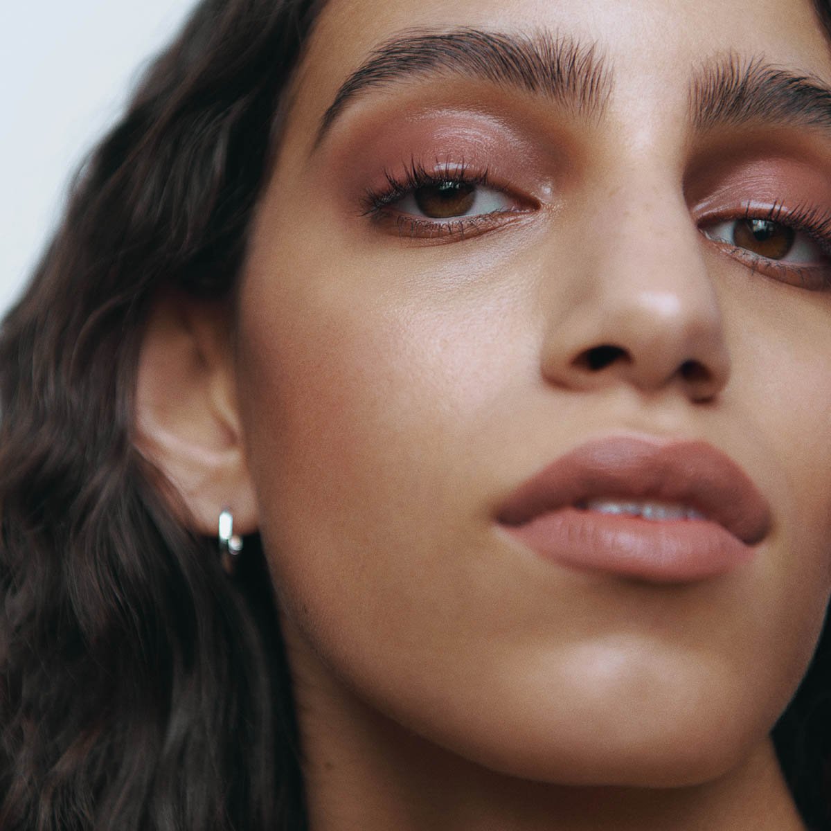 Manasi 7 All Over Colour Rojizo is a sophisticated dusty rose hue with hints of cold brown for an elegant and composed, yet natural look.