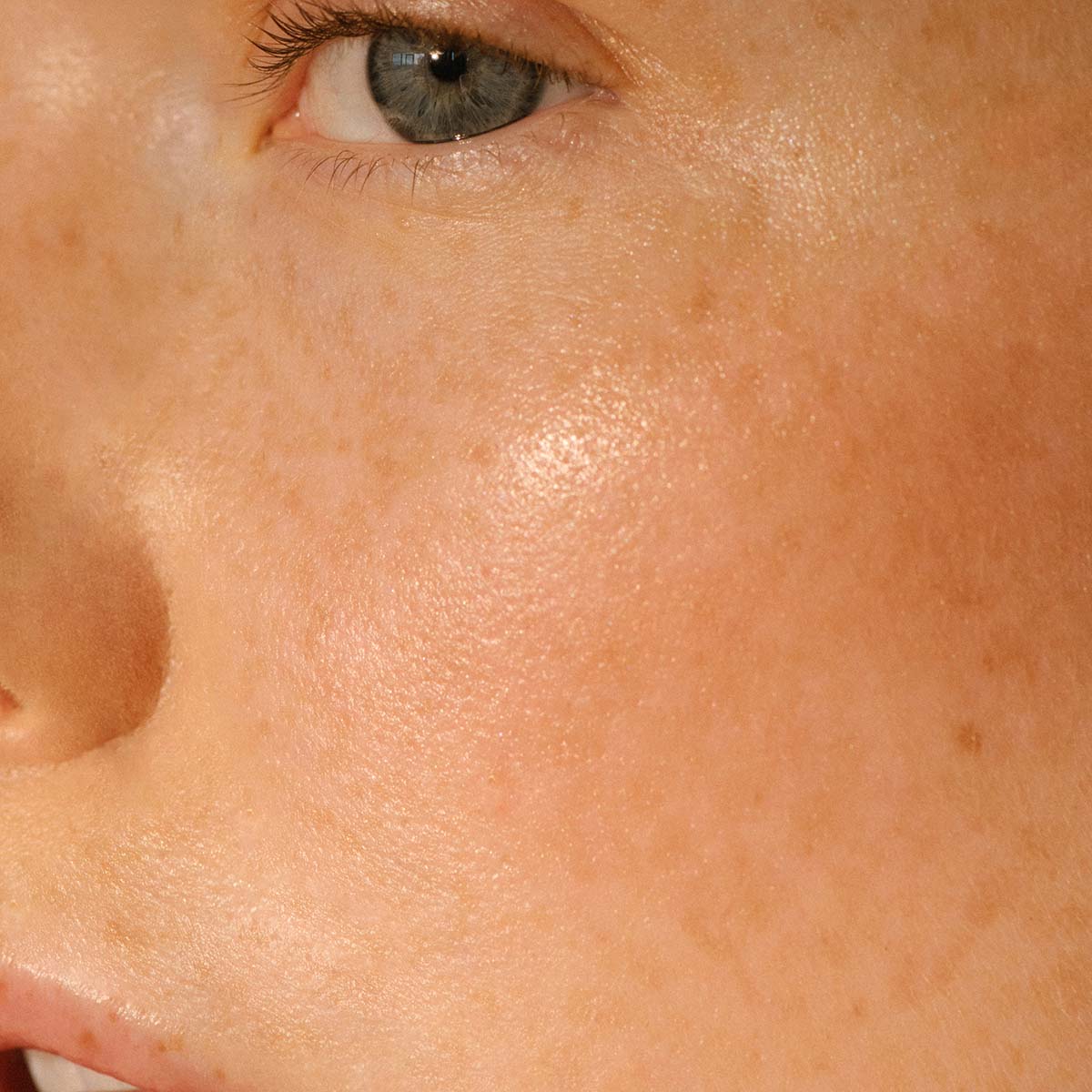 Manasi 7 All Over Shine Cristallo creates a subtle dewy radiance on all skin tones with a perfectly flawless finish.