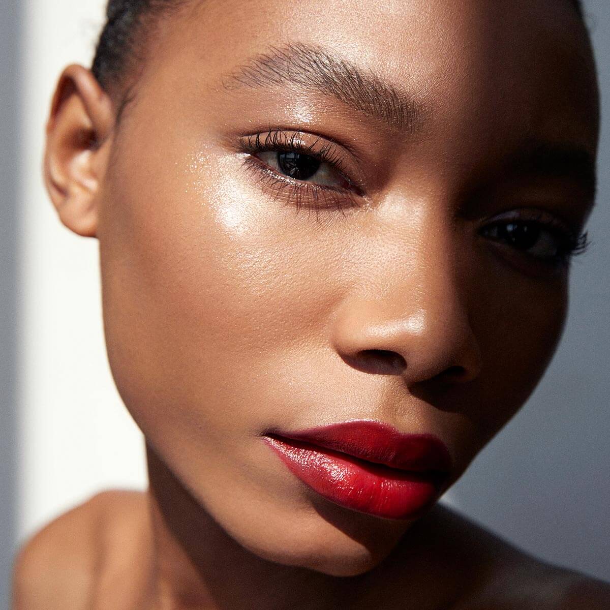 Manasi 7 All Over Shine Kaito can be used on lips, cheeks and eyelids to create a subtle dewy radiance on all skin tones.