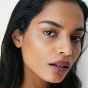 Beyond bronzing and highlighting, Manasi 7 Bronzelighter is the perfect cream eyeshadow and mixer to your favourite primer, foundation, or moisturizer for added luminescence.