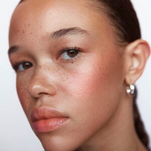 Manasi 7 Bronzelighter adds depth and dimension to the face and creates a universal radiant glow.