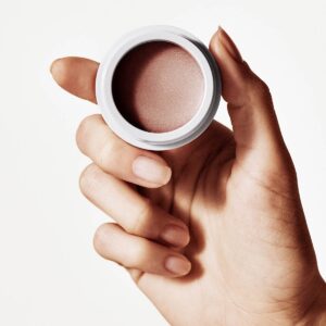 Manasi 7 Roseate Bronzelighter is infused with ultrafine light reflecting pearls that melt into your skin for a radiant finish.