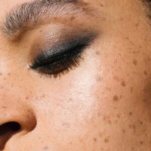 Manasi 7 Custom Eye & Brow Quad can be used to create a smoky eye.