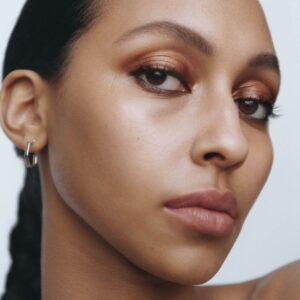 Manasi 7 Eye And Lip Definer Criollo is a warm brown shade that softly defines the eyes without making them look made up.