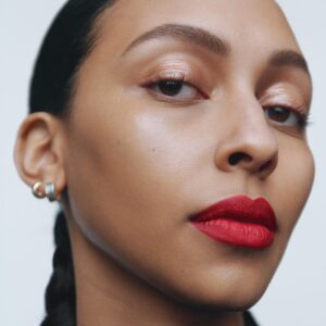 Manasi 7 Eye And Lip Definer Macao iis a vibrant red that gives the lip a plump, full shape.