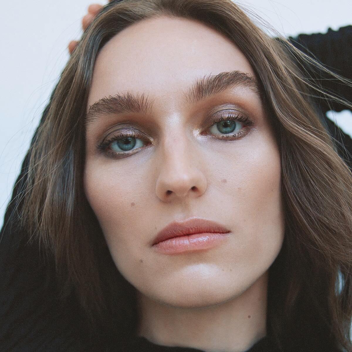 Manasi 7 Eye And Lip Definer (Nocturne) (M)anasi 7 Nocturne Eye And Lip Definer is a cool toned brown bronze eye pencil with a soft metallic finish.