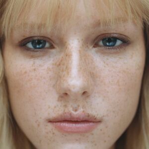 Manasi 7 Nocturne Eye And Lip Definer is a mesmerizing blend of cool brown undercut with bronze hues, finished with a gentle metallic sheen.