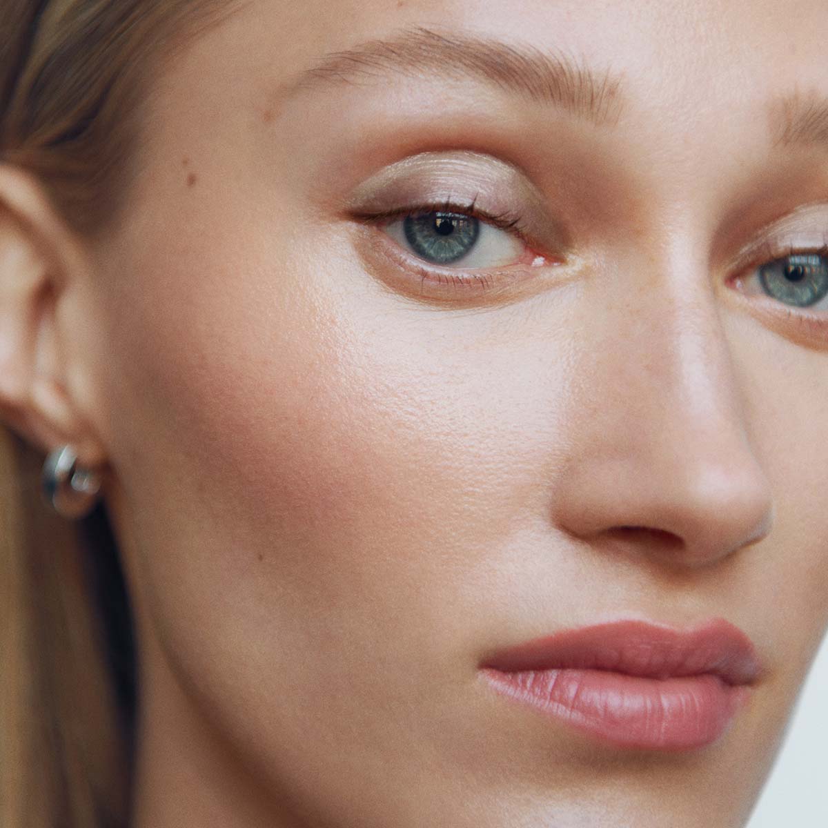 Manasi 7 Spinoso Eye And Lip Definer is flattering on all skin tones and gives your eyes and lips a fresh-faced appeal.