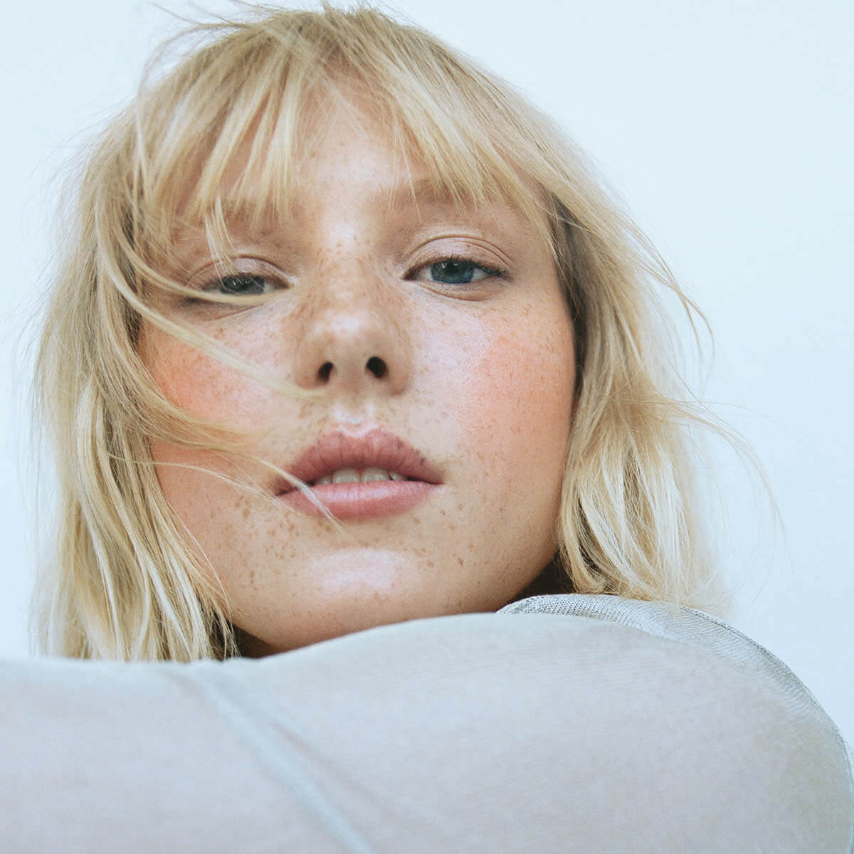 Manansi 7 Ukiyo Eye And Lip Definer is a light brown shade with neutral undertones reminiscent of creamy latte or warm taupe, and has a hint of coolness giving it a slightly muted appearance.