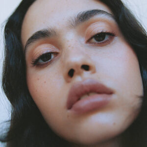 Manasi 7 Eye And Lip Definer Ukiyo enhances your natural lip colour, providing a subtle boost to your overall appearance.