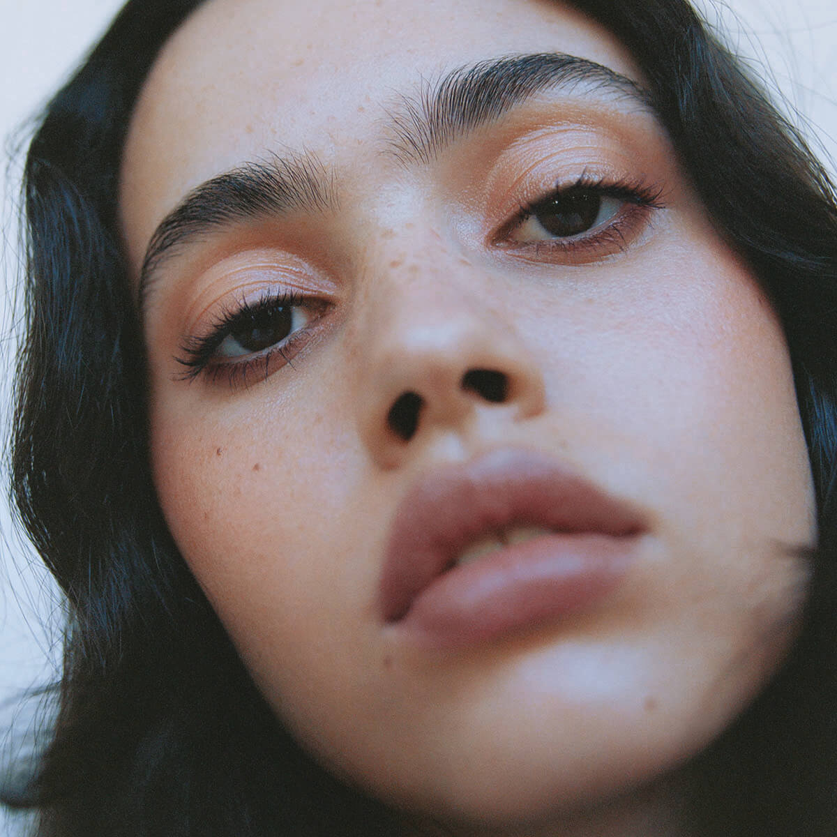 Manasi 7 Eye And Lip Definer Ukiyo enhances your natural lip colour, providing a subtle boost to your overall appearance.