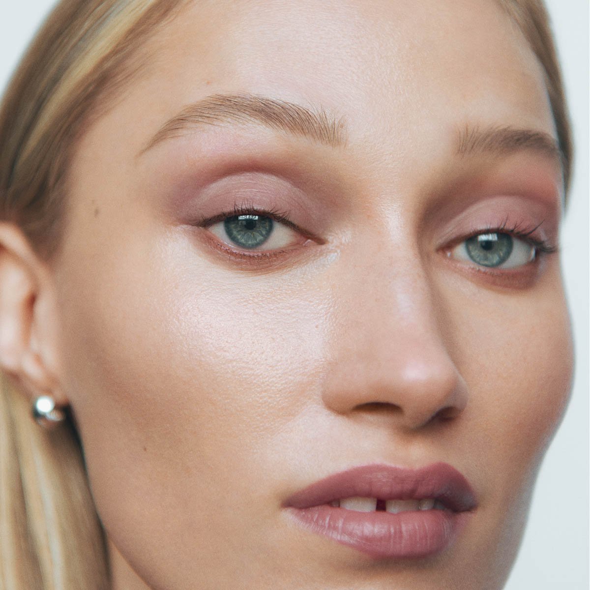 Manasi 7 Eye And Lip Definer Yokan looks mesmerizingly fresh on the eye and lips.