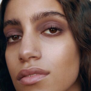 Manasi 7 Yubari Eye And Lip Definer is a matte lip and eye pencil with a neutral medium brown shade with mauve undertones.