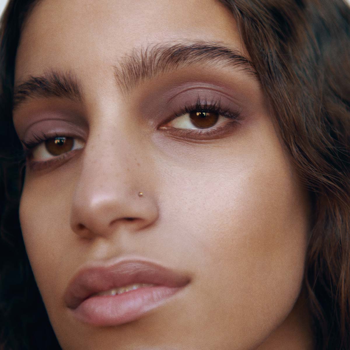 Manasi 7 Yubari Eye And Lip Definer is a matte lip and eye pencil with a neutral medium brown shade with mauve undertones.