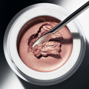 Shop Manasi 7 Eye Glow Colour Ayame, a warm rose gold cream eyeshadow with a shimmer finish.