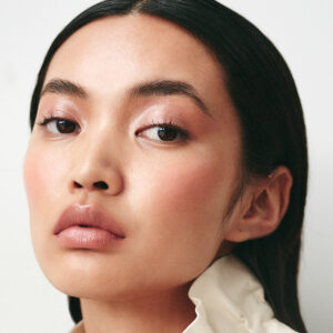 Manasi 7 Eye Glow Colour Ayame is a soft cream eyeshadow with a golden-tinged shade of pink that gives you a smooth appearance with an added glow.