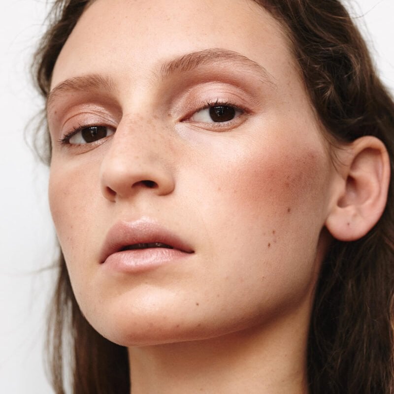 Manasi 7 Ayame Eye Glow Colour is a warm rose gold eyeshadow shade that looks romantic, refined and composed.