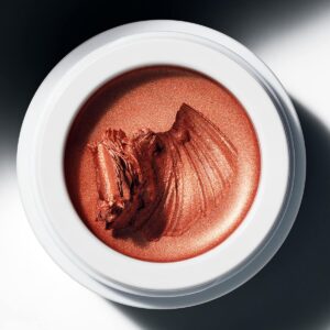 Manasi 7 Eye Glow Colour Chaminade is a highly pigmented, luminous eyeshadow shade with a subtle burnt reddish copper tone.