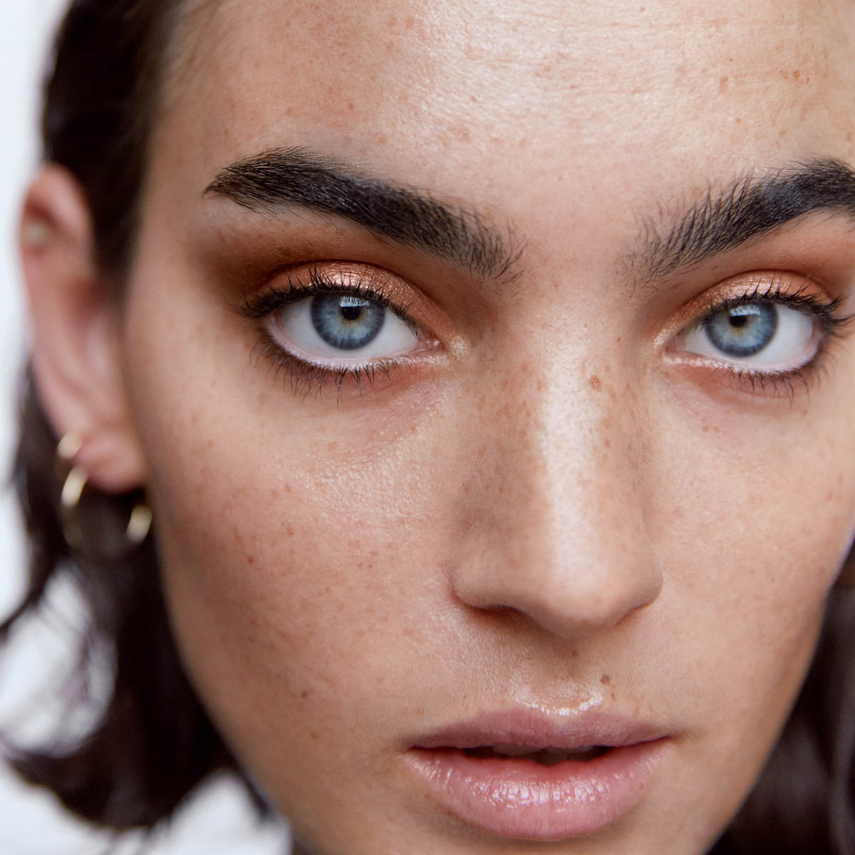 Highly pigmented, Manasi 7 Chaminade Eye Glow Colour creates a statement eye.