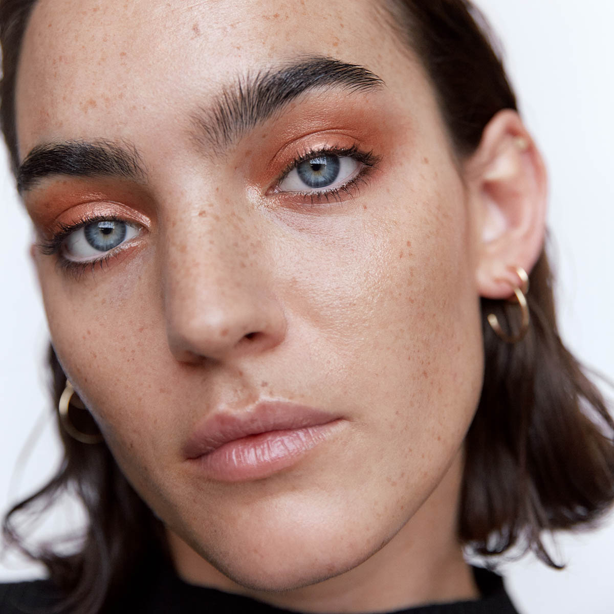 Manasi 7 Eye Glow Colour Chaminade is suitable for all skin tones and eye colours. It can be dabbed on for a naturally elegent look, or layered for a more statement eye.