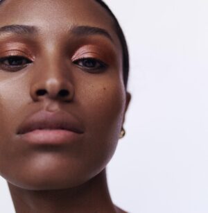 Manasi 7 Chaminade Eye Glow Colour is an easy to blend cream eyeshadow that creates a warm shimmering finish.