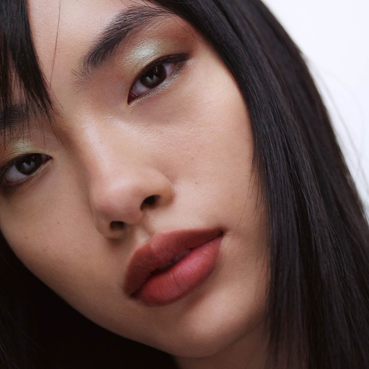 Manasi 7 Ochaya Eye Glow Colour is a cream eyeshadow that shifts from warm brown to green to gold, warms up on the skin and is suitable for many.