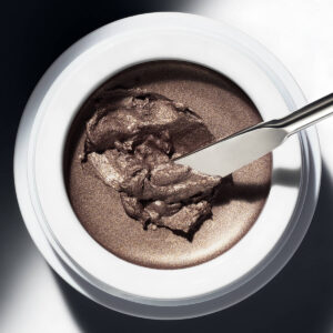 Manasi 7 Sublime Eye Glow Colour is a buildable bronzy brown shade with shimmer.