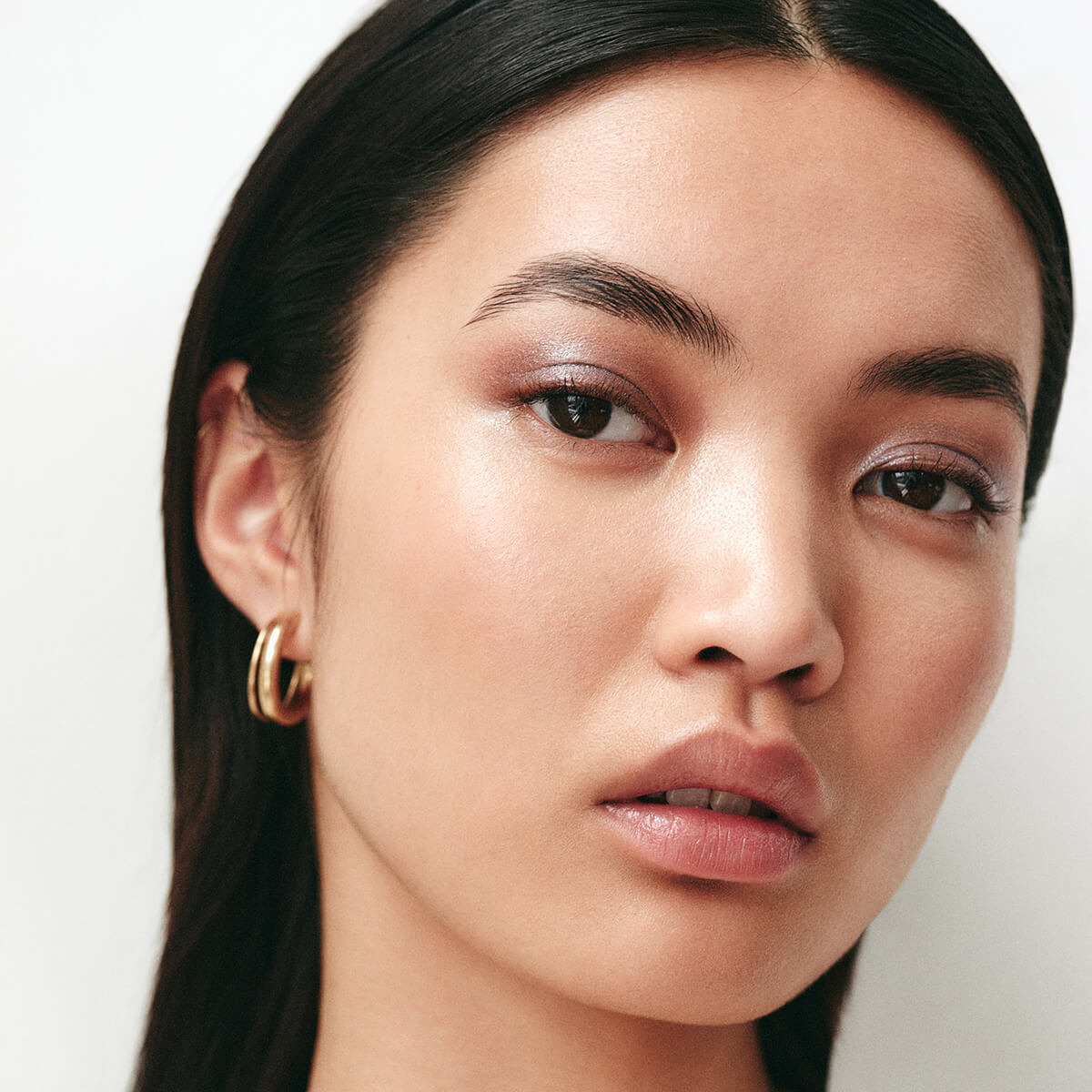 Manasi 7 Eye Glow Colour Sublime is a bronze brown cream eyeshadow that adds a hint of golden brown creating a dignified, modern look.