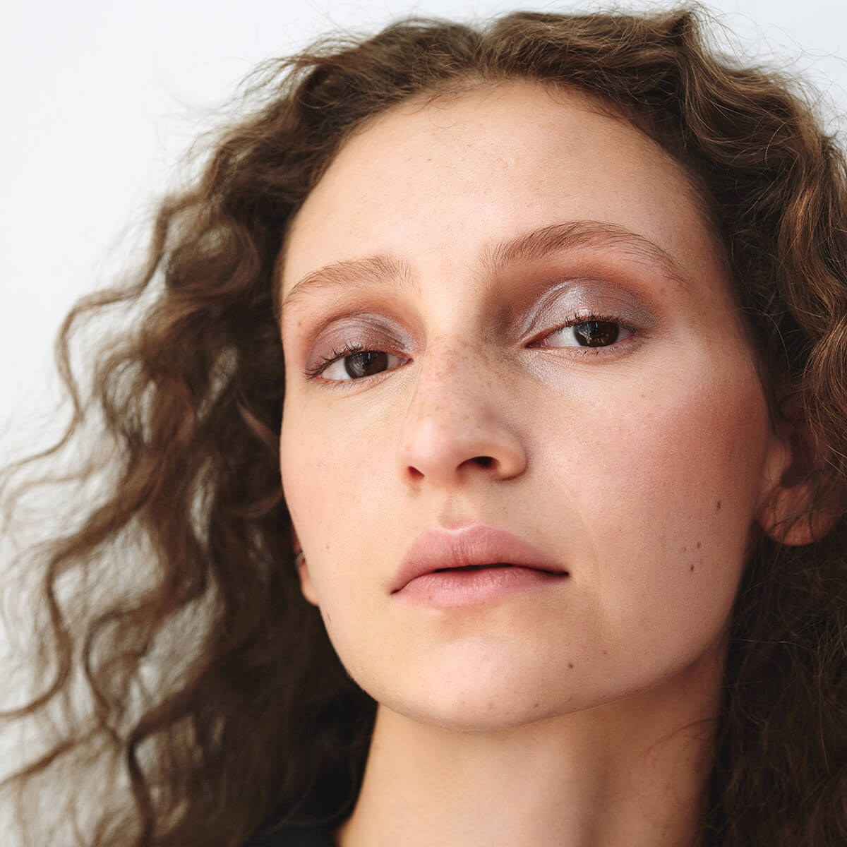 Manasi 7 Sublime Eye Glow Colour gives you a modern, sleek and elegant look, especially combined with a neutral lip.