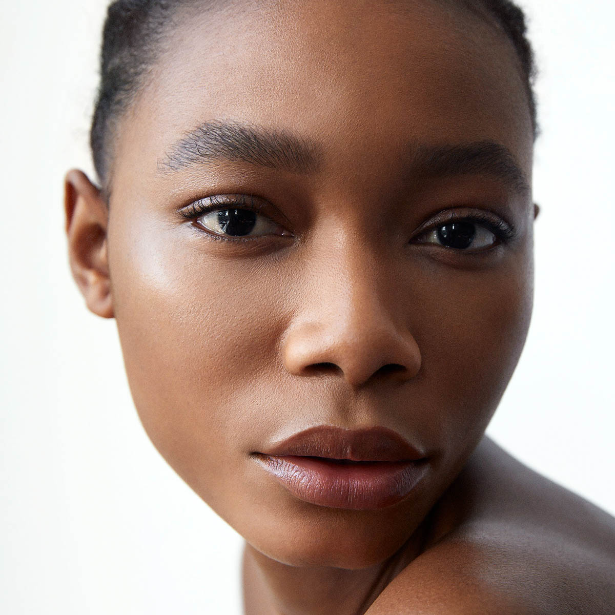 Manasi 7 Skin Enhancer Jamocha silky formula glides on smoothly and evenly, and dries quickly to a semi-matte satin finish.