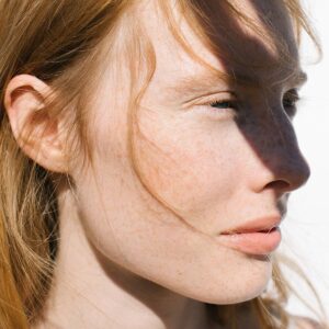 Manasi 7 Silk Finish Powder sets makeup and gives a matte finish on all skin tones with a perfectly flawless finish.