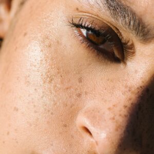 Manasi 7 Silk Glow Powder is a natural loose face and body powder with soft shimmer that illuminates, enhances and adds luminosity to the skin.