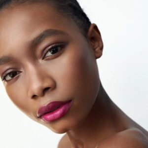 Manasi 7 Silk Glow Powder effortlessly glides on the skin adding a subtle glow and a flawless radiant finish.